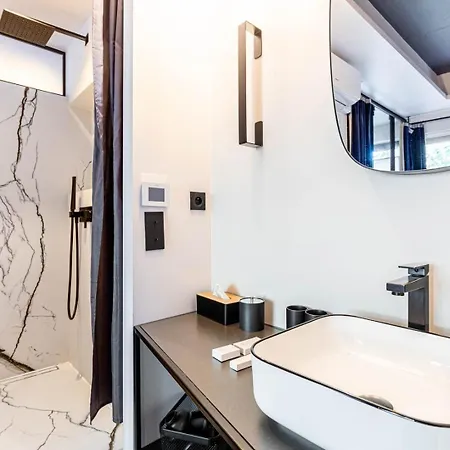 Modern Family Next To The Eiffel Tower *