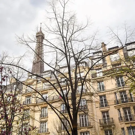 Modern Family Next To The Eiffel Tower Apartment