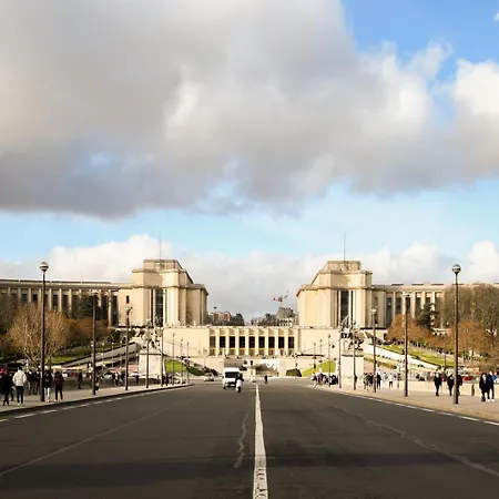 Modern Family Next To The Eiffel Tower Paryż