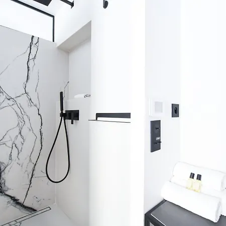 Modern Family Next To The Eiffel Tower *