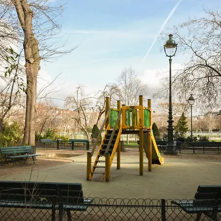 Apartment Modern Family Next To The Eiffel Tower