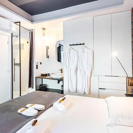 Modern Family Next To The Eiffel Tower Paryż