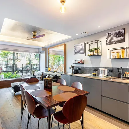 Modern Family Next To The Eiffel Tower * Paris