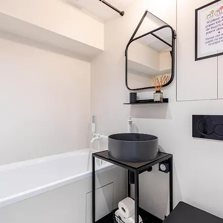 Modern Family Next To The Eiffel Tower