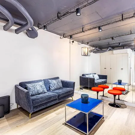 Modern Family Next To The Eiffel Tower *