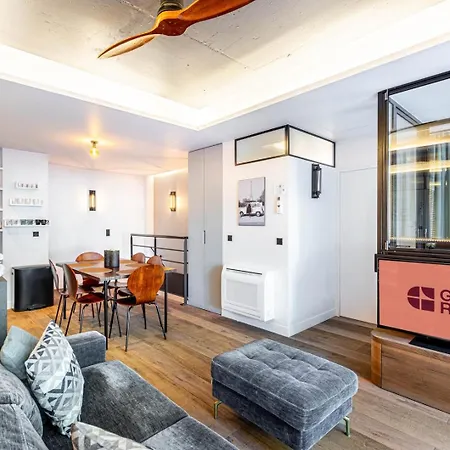 Modern Family Next To The Eiffel Tower Paryż