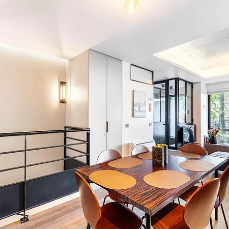 Modern Family Next To The Eiffel Tower * Paryż