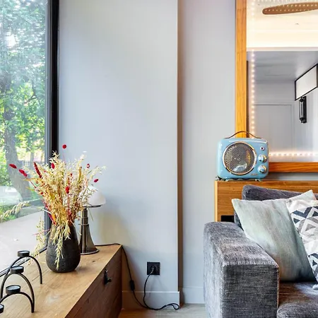 Modern Family Next To The Eiffel Tower *