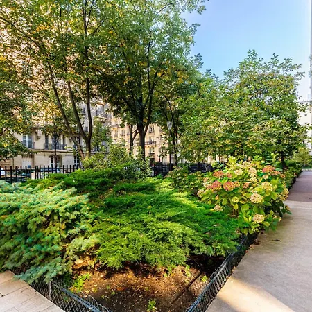 Modern Family Next To The Eiffel Tower * Paryż