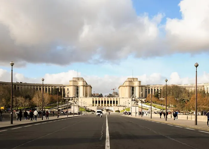Modern Family Next To The Eiffel Tower باريس